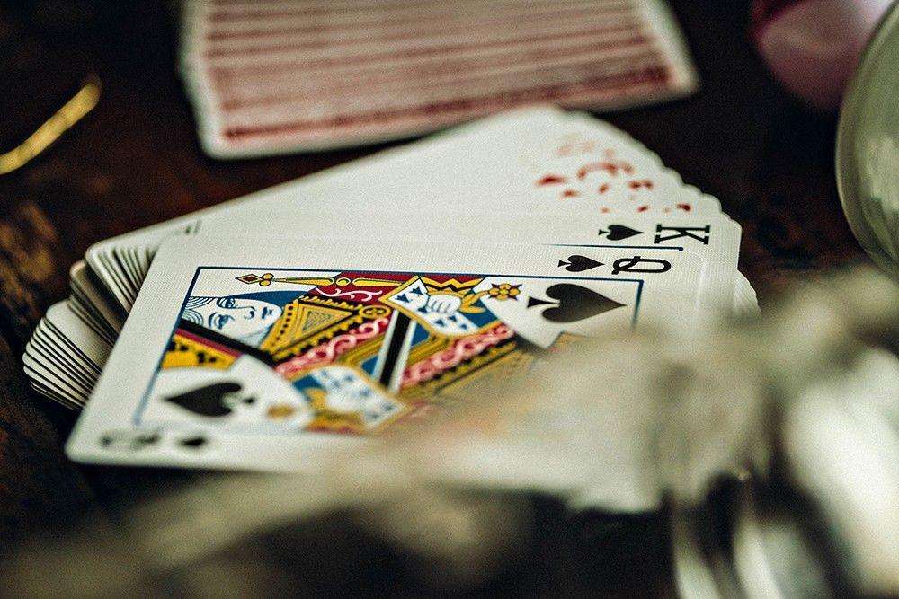Keeper v2 Red Marked Playing Cards Cartamundi - Image 3