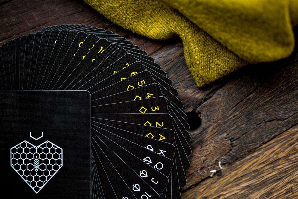 Killer Bees Playing Cards Cartamundi - Image 3
