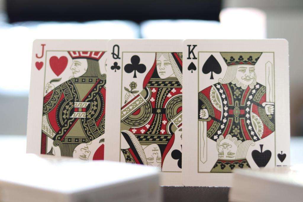 Regalia White Gold Luxury Playing Cards Cartamundi - Image 9